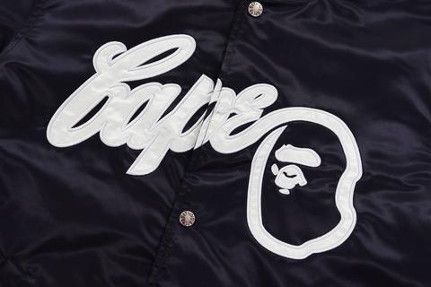 A BATHING APE からオリジナルデザインのテープロゴを落とし込んだベースボールジャケットが9/3、9/4 発売 (ア ベイシング エイプ)