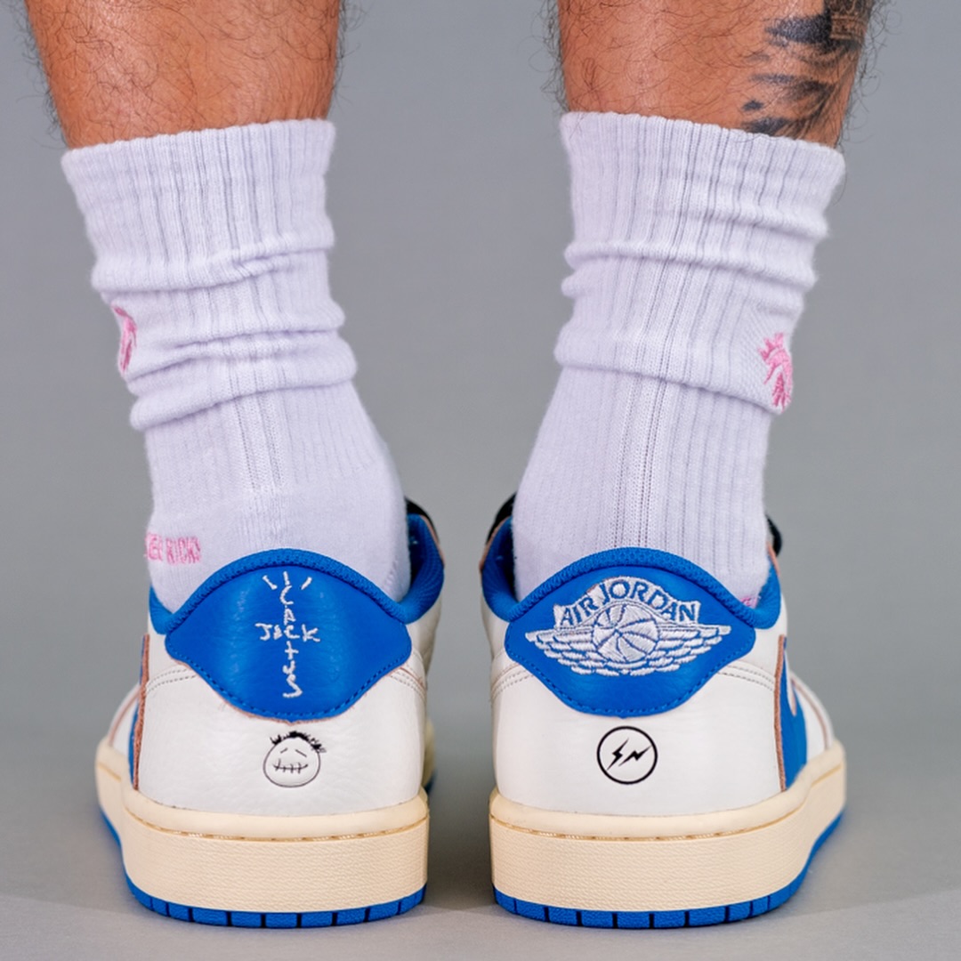 【2025年 9/20 発売予定】FRAGMENT × Travis Scott × NIKE AIR JORDAN 1 OG LOW “Sail/Military Blue” (フラグメント トラヴィス・スコット ナイキ エア ジョーダン 1 OG ロー “セイル/ミリタリーブルー”) [DM7866-104]