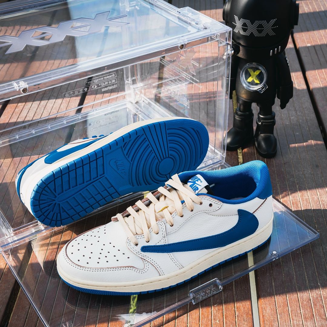 【2025年 9/3 発売予定】FRAGMENT TRAVIS SCOTT NIKE AIR JORDAN 1 OG LOW “Sail/Military Blue” (フラグメント x トラビス・スコット × ナイキ エア ジョーダン 1 OG ロー “セイル/ミリタリーブルー”) [DM7866-104]