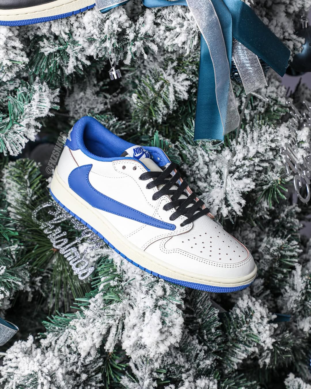 【2025年 9/3 発売予定】FRAGMENT TRAVIS SCOTT NIKE AIR JORDAN 1 OG LOW “Sail/Military Blue” (フラグメント x トラビス・スコット × ナイキ エア ジョーダン 1 OG ロー “セイル/ミリタリーブルー”) [DM7866-104]