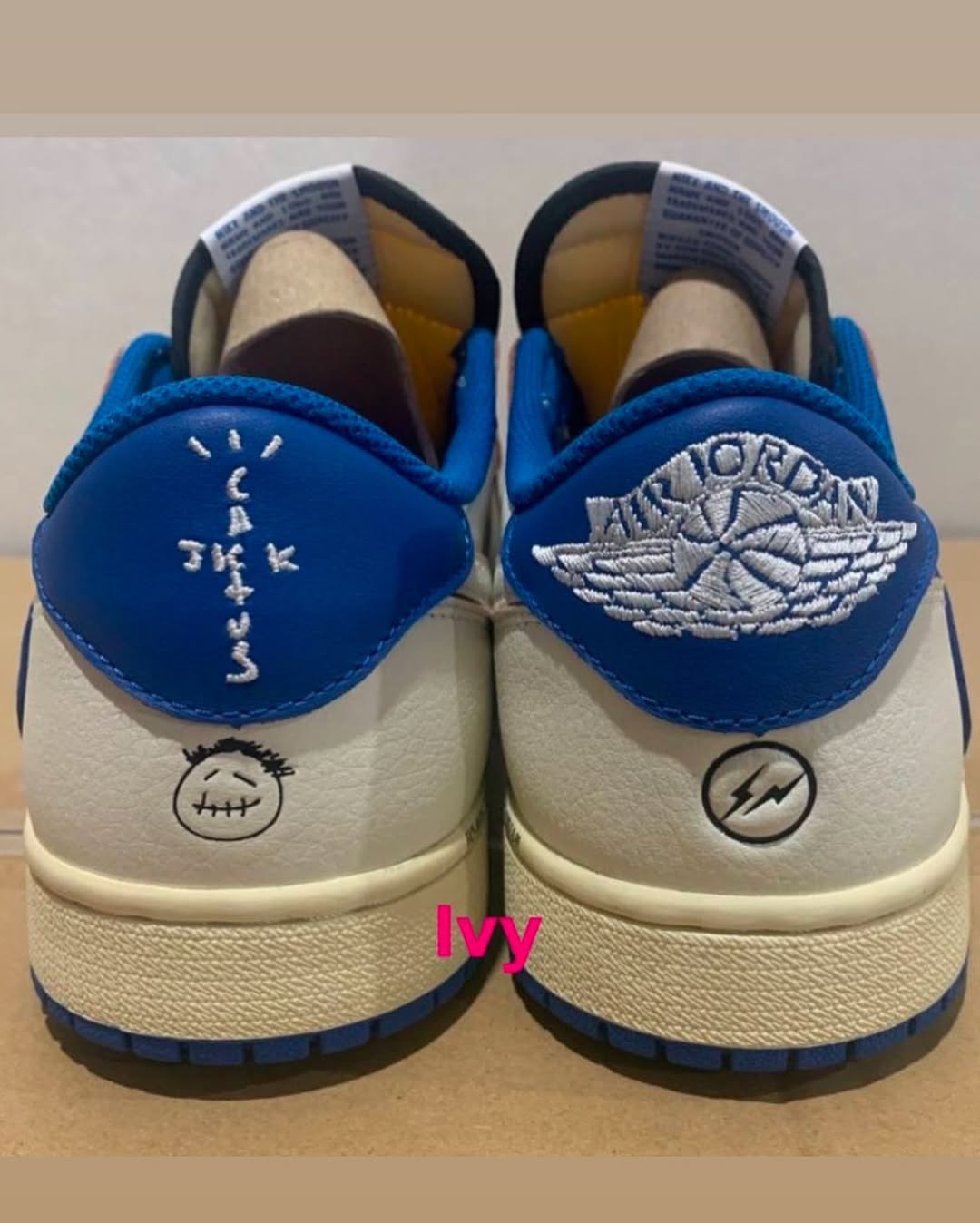 【2025年 9/3 発売予定】FRAGMENT TRAVIS SCOTT NIKE AIR JORDAN 1 OG LOW “Sail/Military Blue” (フラグメント x トラビス・スコット × ナイキ エア ジョーダン 1 OG ロー “セイル/ミリタリーブルー”) [DM7866-104]
