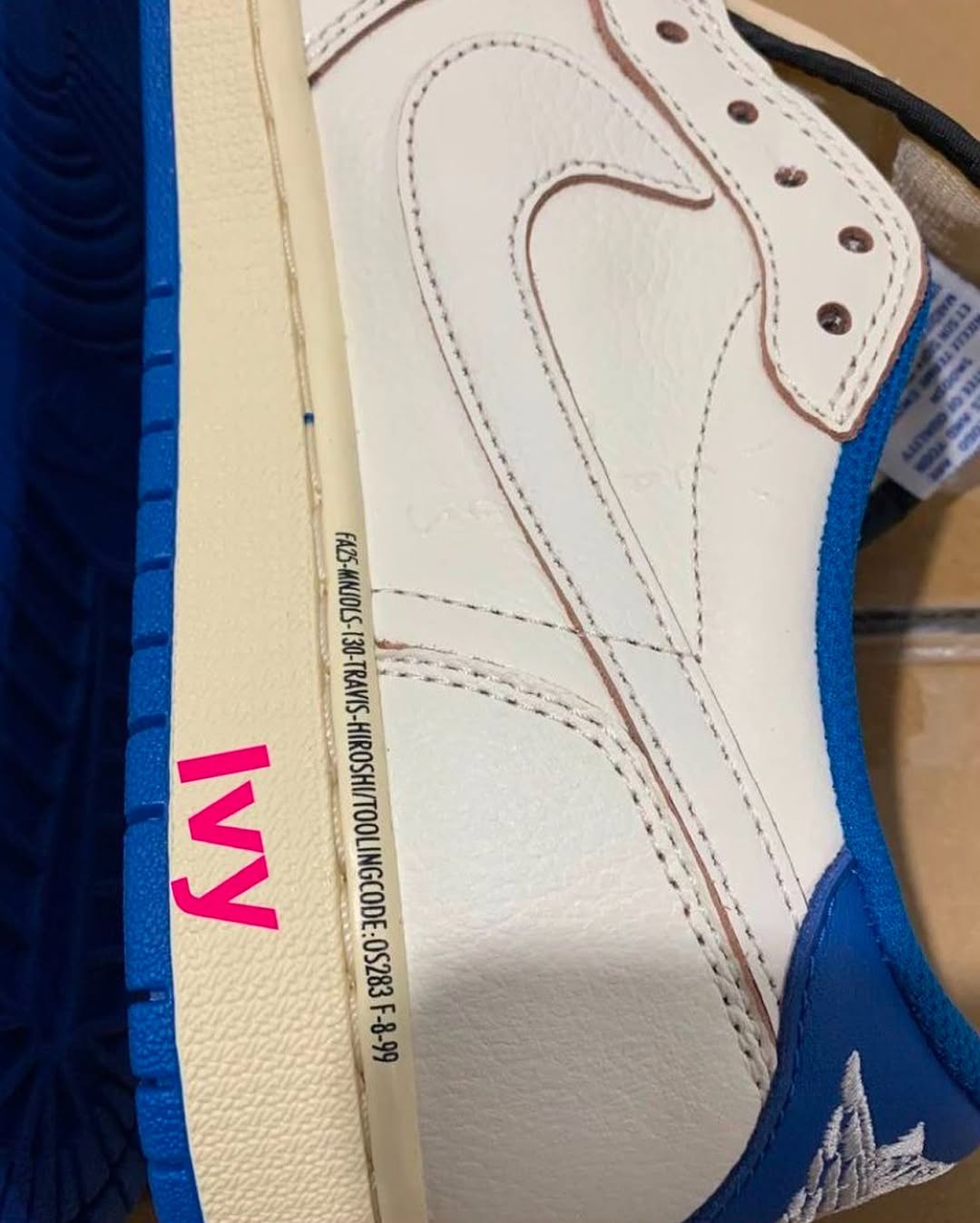 【2025年 9/3 発売予定】FRAGMENT TRAVIS SCOTT NIKE AIR JORDAN 1 OG LOW “Sail/Military Blue” (フラグメント x トラビス・スコット × ナイキ エア ジョーダン 1 OG ロー “セイル/ミリタリーブルー”) [DM7866-104]