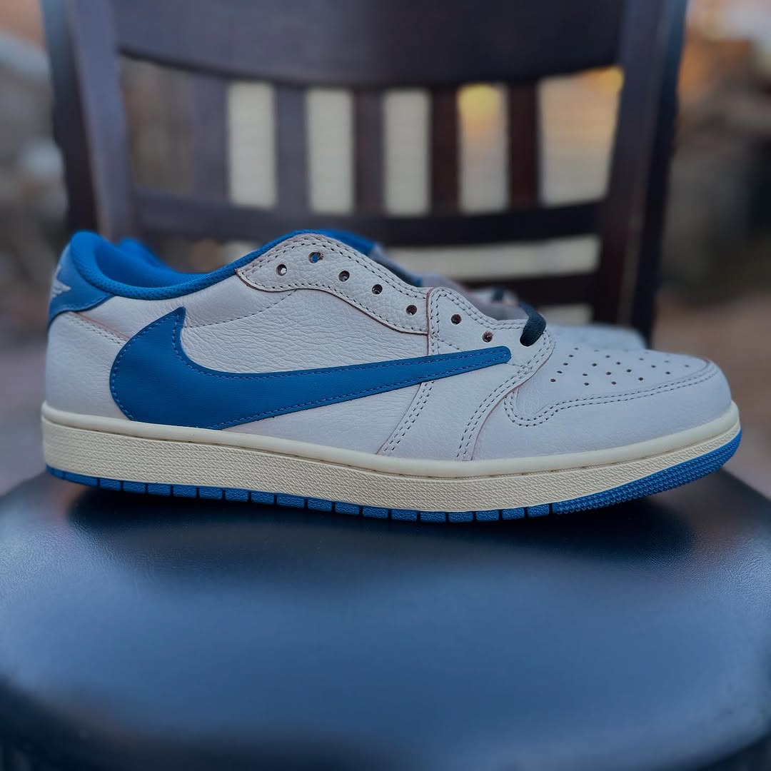 【2025年 9/3 発売予定】FRAGMENT TRAVIS SCOTT NIKE AIR JORDAN 1 OG LOW “Sail/Military Blue” (フラグメント x トラビス・スコット × ナイキ エア ジョーダン 1 OG ロー “セイル/ミリタリーブルー”) [DM7866-104]