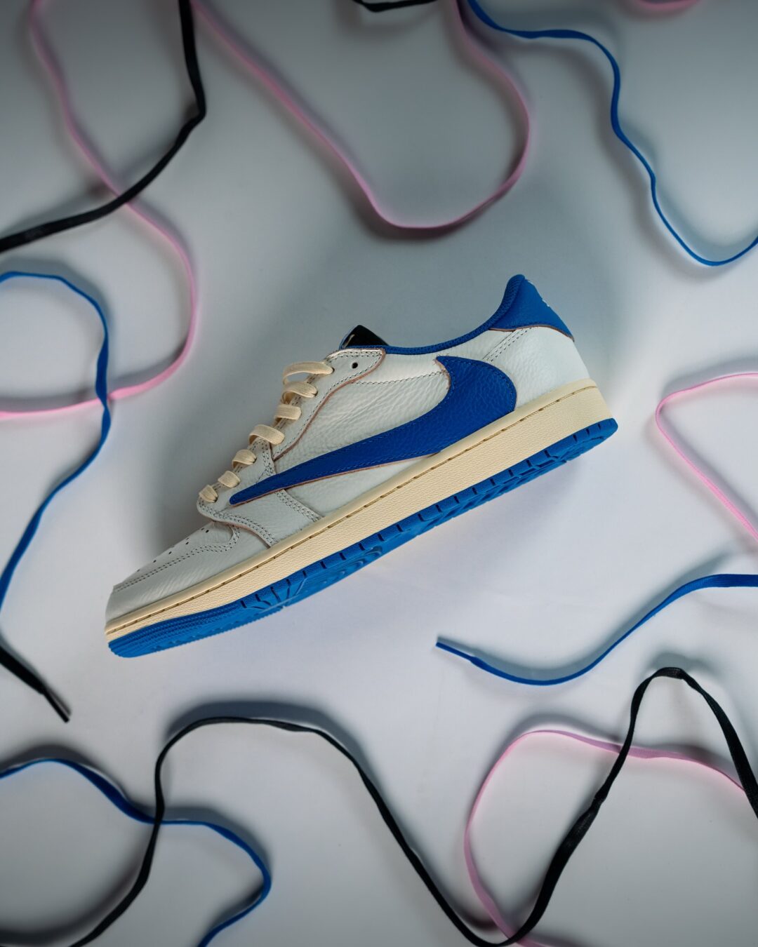【2025年 9/20 発売予定】FRAGMENT TRAVIS SCOTT NIKE AIR JORDAN 1 OG LOW “Sail/Military Blue” (フラグメント x トラビス・スコット × ナイキ エア ジョーダン 1 OG ロー “セイル/ミリタリーブルー”) [DM7866-104]