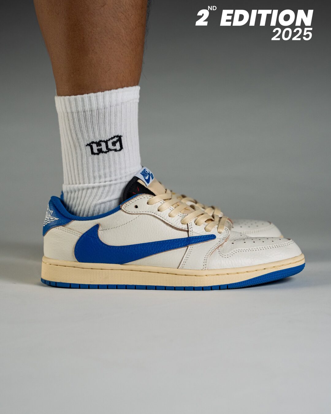【2025年 9/20 発売予定】FRAGMENT TRAVIS SCOTT NIKE AIR JORDAN 1 OG LOW “Sail/Military Blue” (フラグメント x トラビス・スコット × ナイキ エア ジョーダン 1 OG ロー “セイル/ミリタリーブルー”) [DM7866-104]