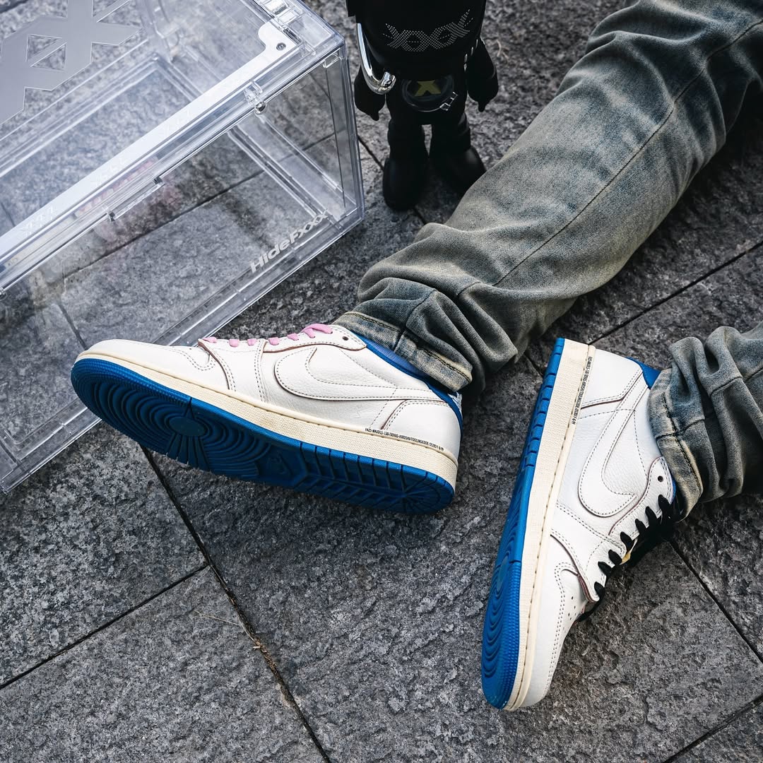 【2025年 9/3 発売予定】FRAGMENT TRAVIS SCOTT NIKE AIR JORDAN 1 OG LOW “Sail/Military Blue” (フラグメント x トラビス・スコット × ナイキ エア ジョーダン 1 OG ロー “セイル/ミリタリーブルー”) [DM7866-104]