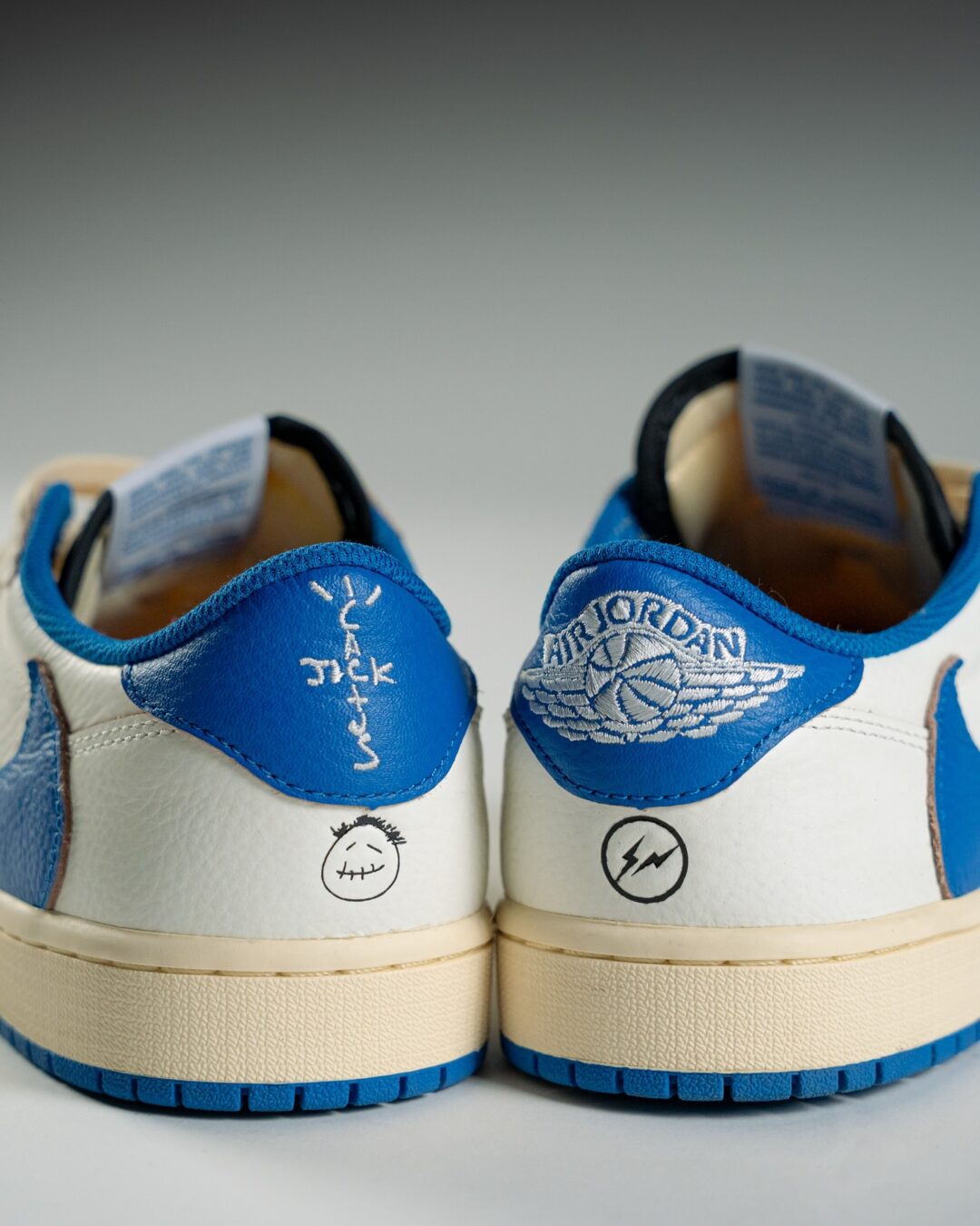 【2025年 9/20 発売予定】FRAGMENT TRAVIS SCOTT NIKE AIR JORDAN 1 OG LOW “Sail/Military Blue” (フラグメント x トラビス・スコット × ナイキ エア ジョーダン 1 OG ロー “セイル/ミリタリーブルー”) [DM7866-104]