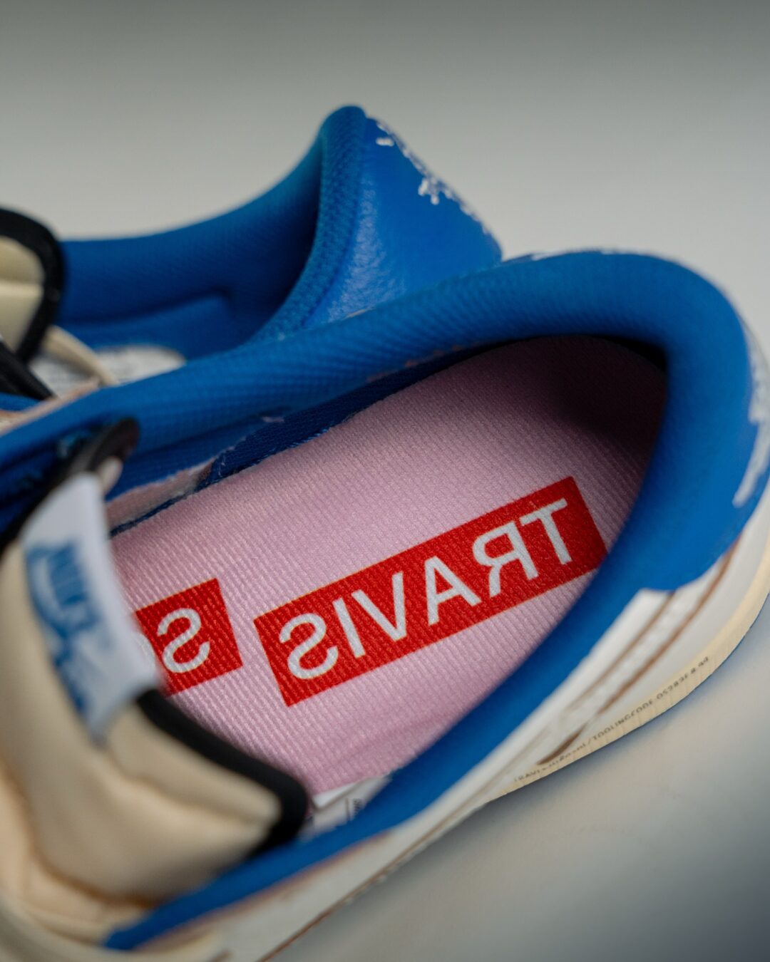 【2025年 9/20 発売予定】FRAGMENT TRAVIS SCOTT NIKE AIR JORDAN 1 OG LOW “Sail/Military Blue” (フラグメント x トラビス・スコット × ナイキ エア ジョーダン 1 OG ロー “セイル/ミリタリーブルー”) [DM7866-104]
