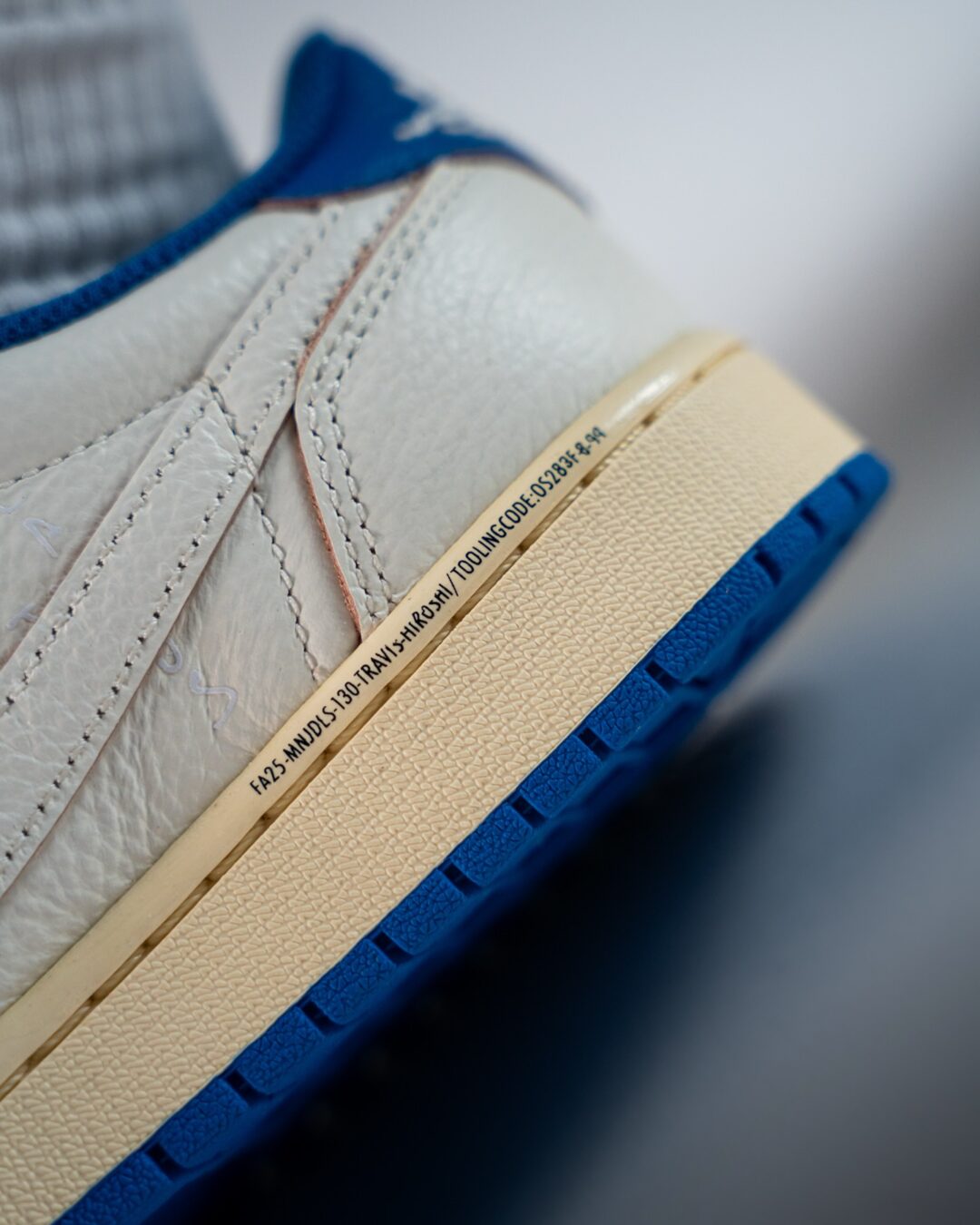 【2025年 9/20 発売予定】FRAGMENT TRAVIS SCOTT NIKE AIR JORDAN 1 OG LOW “Sail/Military Blue” (フラグメント x トラビス・スコット × ナイキ エア ジョーダン 1 OG ロー “セイル/ミリタリーブルー”) [DM7866-104]