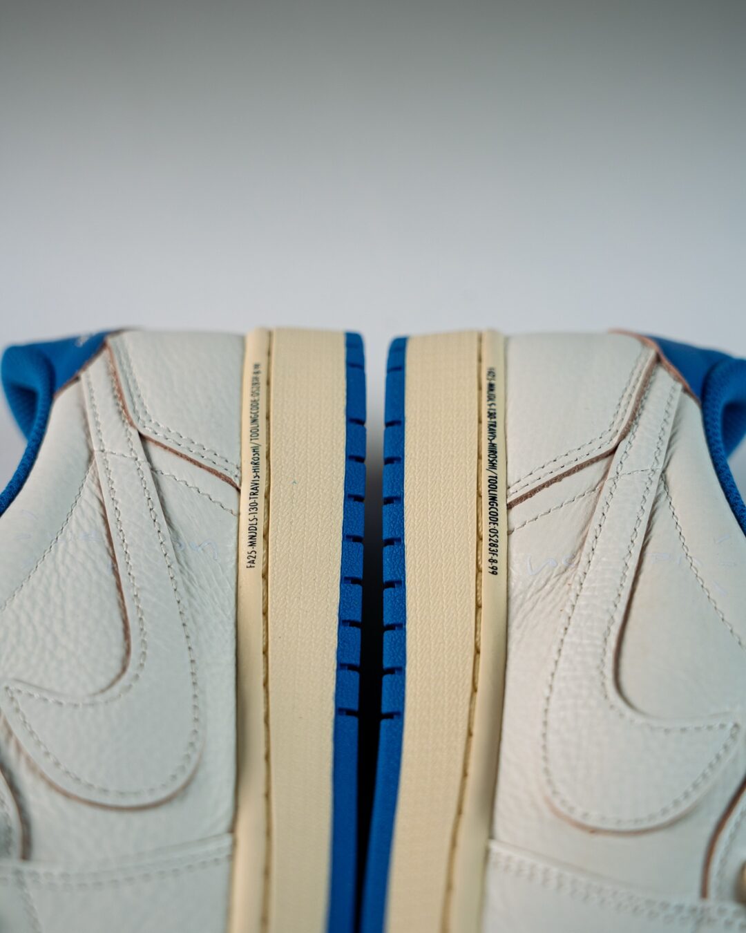 【2025年 9/20 発売予定】FRAGMENT TRAVIS SCOTT NIKE AIR JORDAN 1 OG LOW “Sail/Military Blue” (フラグメント x トラビス・スコット × ナイキ エア ジョーダン 1 OG ロー “セイル/ミリタリーブルー”) [DM7866-104]