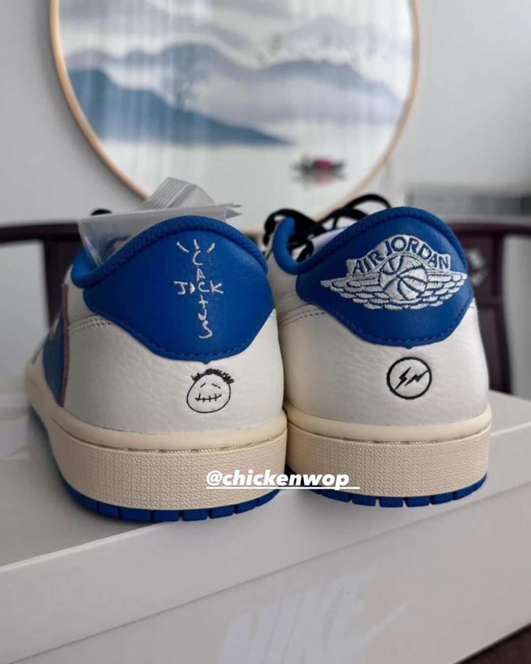 【2025年 9/20 発売予定】FRAGMENT TRAVIS SCOTT NIKE AIR JORDAN 1 OG LOW “Sail/Military Blue” (フラグメント x トラビス・スコット × ナイキ エア ジョーダン 1 OG ロー “セイル/ミリタリーブルー”) [DM7866-104]