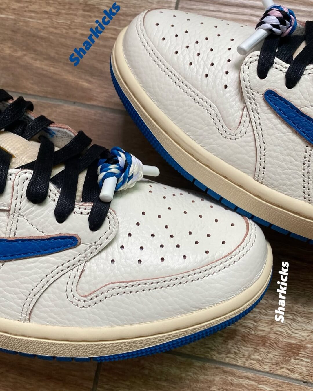 【2025年 9/20 発売予定】FRAGMENT TRAVIS SCOTT NIKE AIR JORDAN 1 OG LOW “Sail/Military Blue” (フラグメント x トラビス・スコット × ナイキ エア ジョーダン 1 OG ロー “セイル/ミリタリーブルー”) [DM7866-104]
