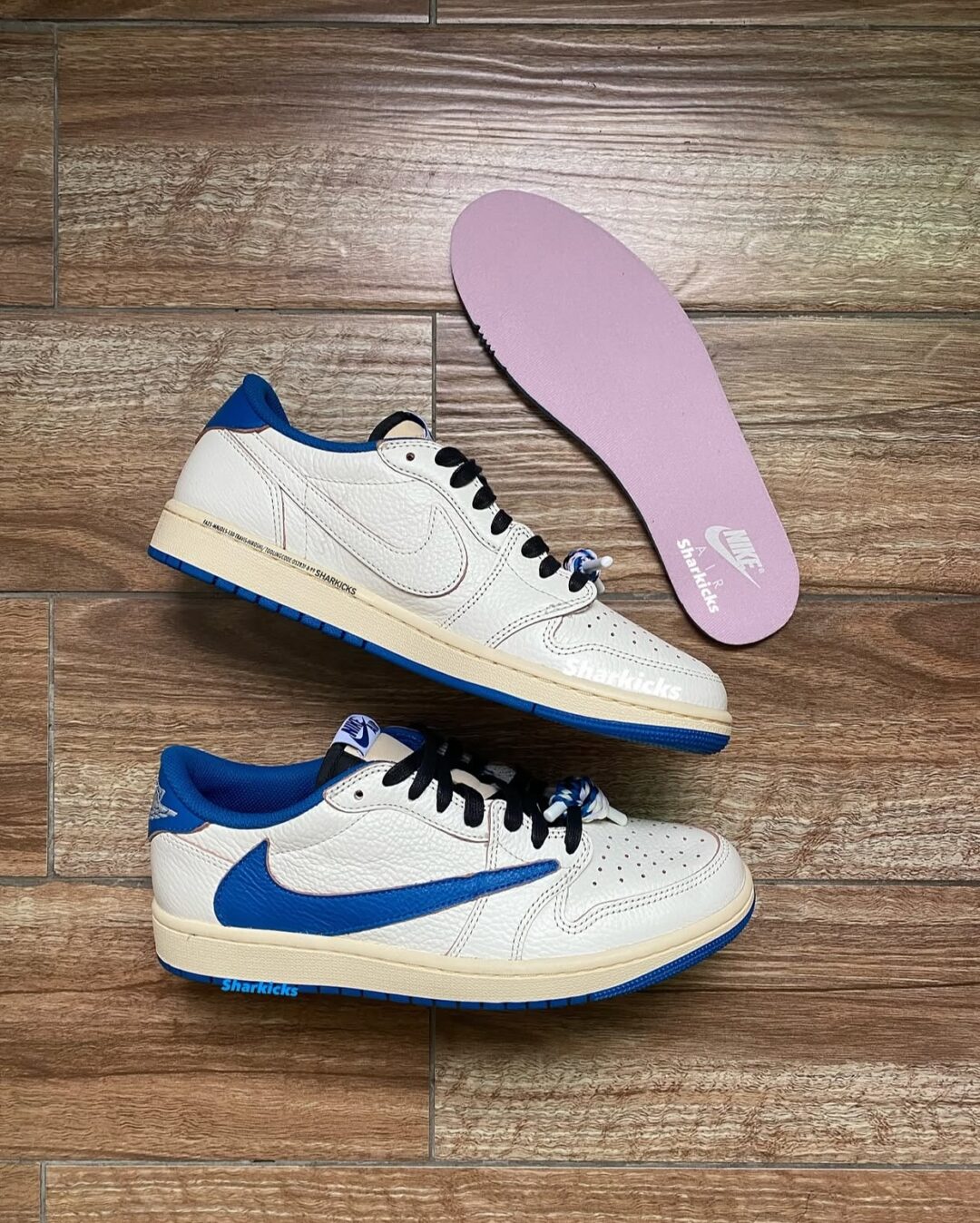 【2025年 9/20 発売予定】FRAGMENT TRAVIS SCOTT NIKE AIR JORDAN 1 OG LOW “Sail/Military Blue” (フラグメント x トラビス・スコット × ナイキ エア ジョーダン 1 OG ロー “セイル/ミリタリーブルー”) [DM7866-104]