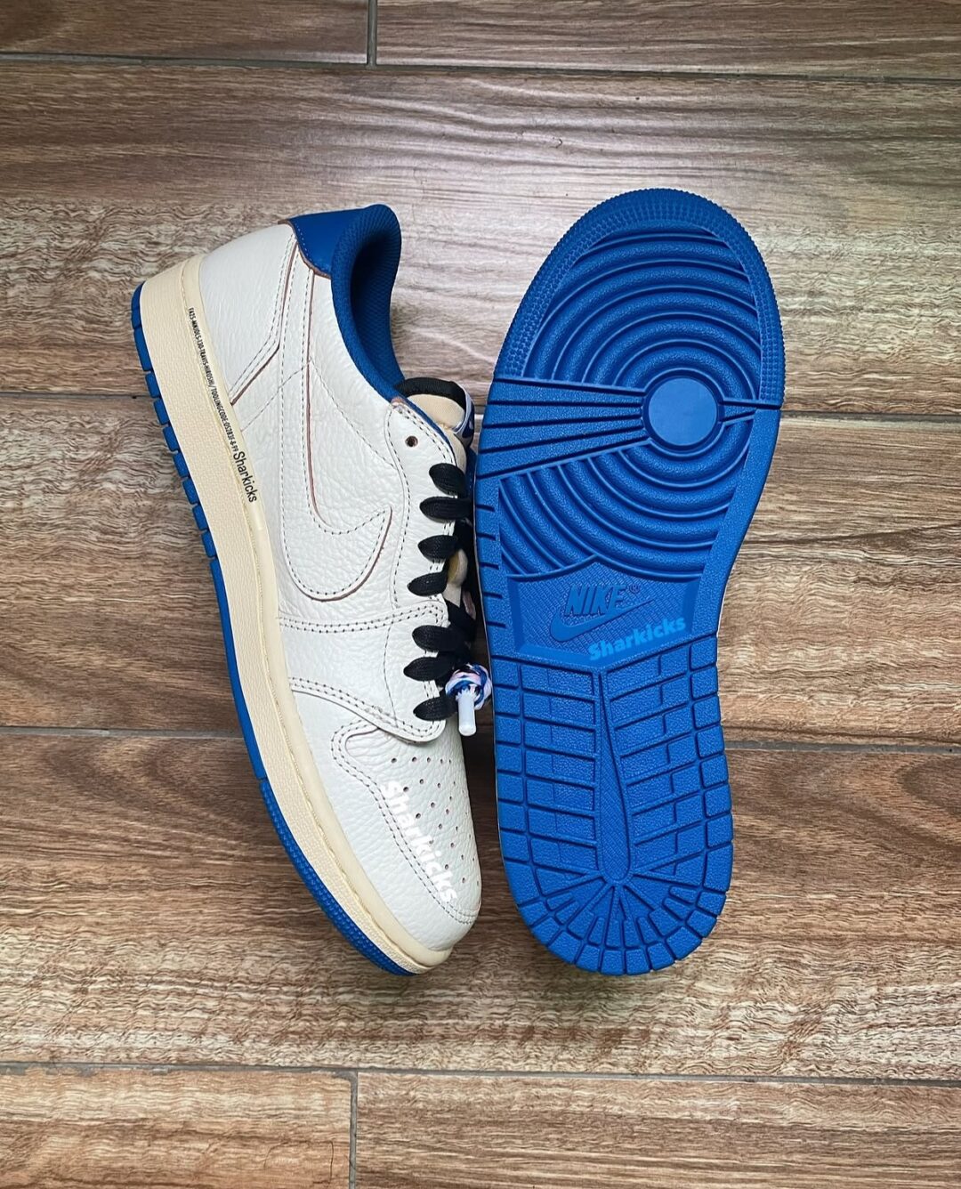 【2025年 9/20 発売予定】FRAGMENT TRAVIS SCOTT NIKE AIR JORDAN 1 OG LOW “Sail/Military Blue” (フラグメント x トラビス・スコット × ナイキ エア ジョーダン 1 OG ロー “セイル/ミリタリーブルー”) [DM7866-104]