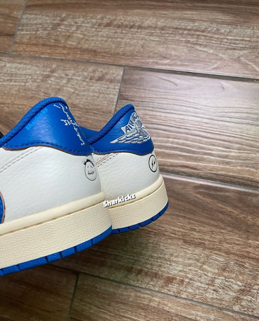 【2025年 9/20 発売予定】FRAGMENT TRAVIS SCOTT NIKE AIR JORDAN 1 OG LOW “Sail/Military Blue” (フラグメント x トラビス・スコット × ナイキ エア ジョーダン 1 OG ロー “セイル/ミリタリーブルー”) [DM7866-104]