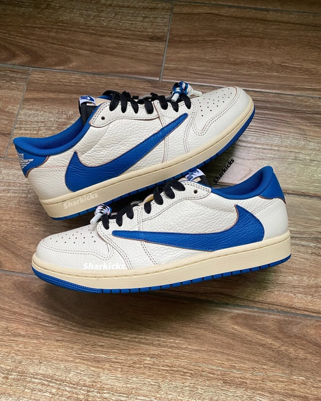 【2025年 9/20 発売予定】FRAGMENT TRAVIS SCOTT NIKE AIR JORDAN 1 OG LOW “Sail/Military Blue” (フラグメント x トラビス・スコット × ナイキ エア ジョーダン 1 OG ロー “セイル/ミリタリーブルー”) [DM7866-104]
