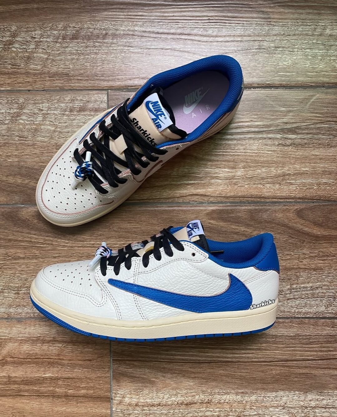 【2025年 9/20 発売予定】FRAGMENT TRAVIS SCOTT NIKE AIR JORDAN 1 OG LOW “Sail/Military Blue” (フラグメント x トラビス・スコット × ナイキ エア ジョーダン 1 OG ロー “セイル/ミリタリーブルー”) [DM7866-104]