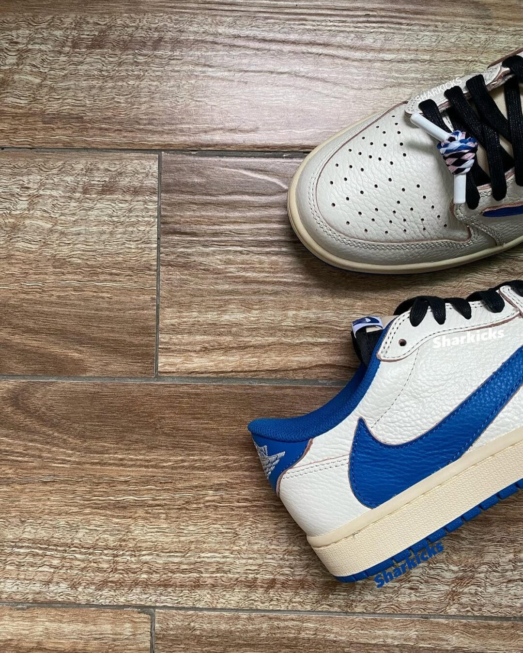 【2025年 9/20 発売予定】FRAGMENT TRAVIS SCOTT NIKE AIR JORDAN 1 OG LOW “Sail/Military Blue” (フラグメント x トラビス・スコット × ナイキ エア ジョーダン 1 OG ロー “セイル/ミリタリーブルー”) [DM7866-104]