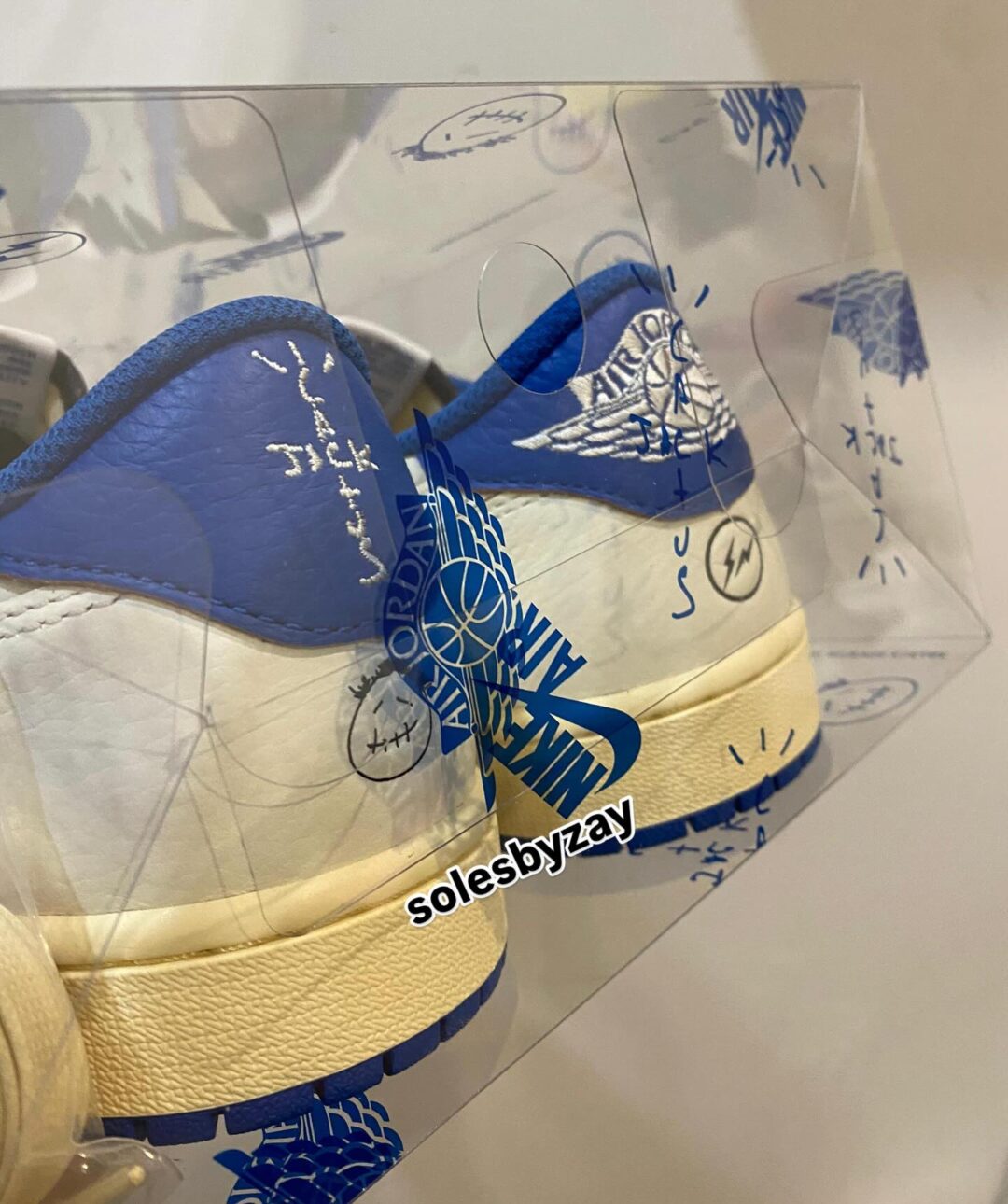 【2025年 9/20 発売予定】FRAGMENT TRAVIS SCOTT NIKE AIR JORDAN 1 OG LOW “Sail/Military Blue” (フラグメント x トラビス・スコット × ナイキ エア ジョーダン 1 OG ロー “セイル/ミリタリーブルー”) [DM7866-104]