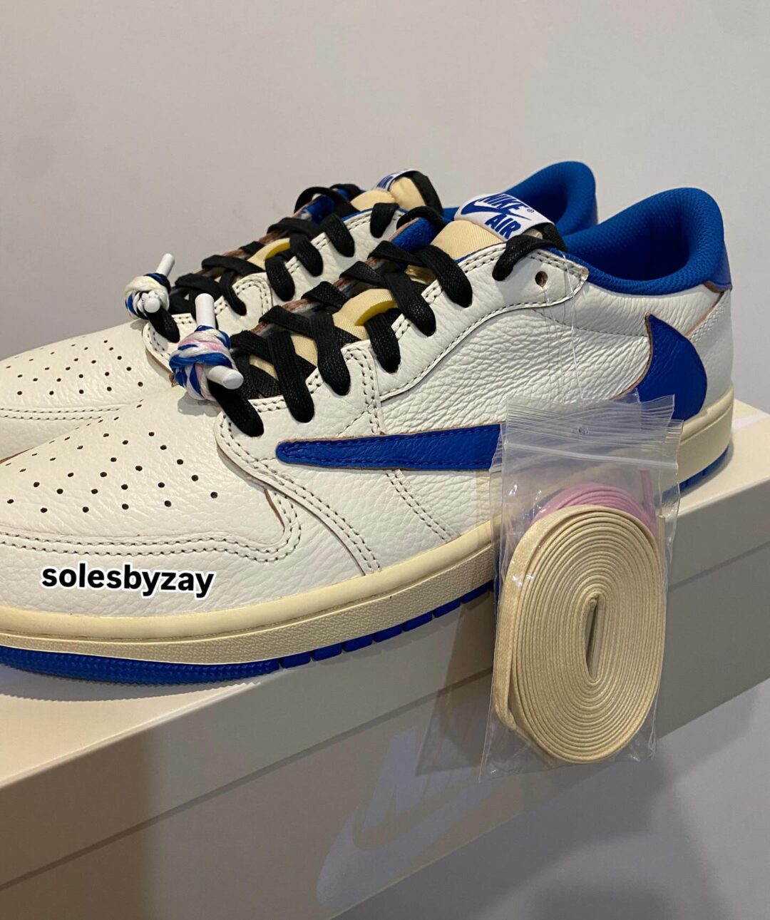 【2025年 9/20 発売予定】FRAGMENT TRAVIS SCOTT NIKE AIR JORDAN 1 OG LOW “Sail/Military Blue” (フラグメント x トラビス・スコット × ナイキ エア ジョーダン 1 OG ロー “セイル/ミリタリーブルー”) [DM7866-104]