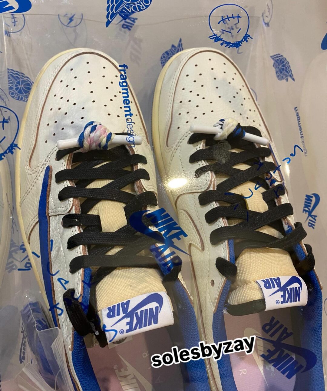 【2025年 9/20 発売予定】FRAGMENT TRAVIS SCOTT NIKE AIR JORDAN 1 OG LOW “Sail/Military Blue” (フラグメント x トラビス・スコット × ナイキ エア ジョーダン 1 OG ロー “セイル/ミリタリーブルー”) [DM7866-104]