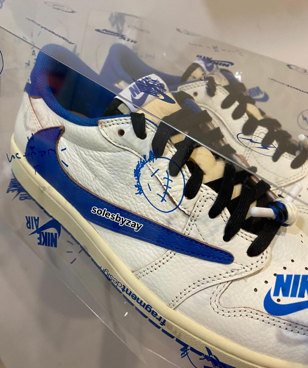 【2025年 9/20 発売予定】FRAGMENT TRAVIS SCOTT NIKE AIR JORDAN 1 OG LOW “Sail/Military Blue” (フラグメント x トラビス・スコット × ナイキ エア ジョーダン 1 OG ロー “セイル/ミリタリーブルー”) [DM7866-104]