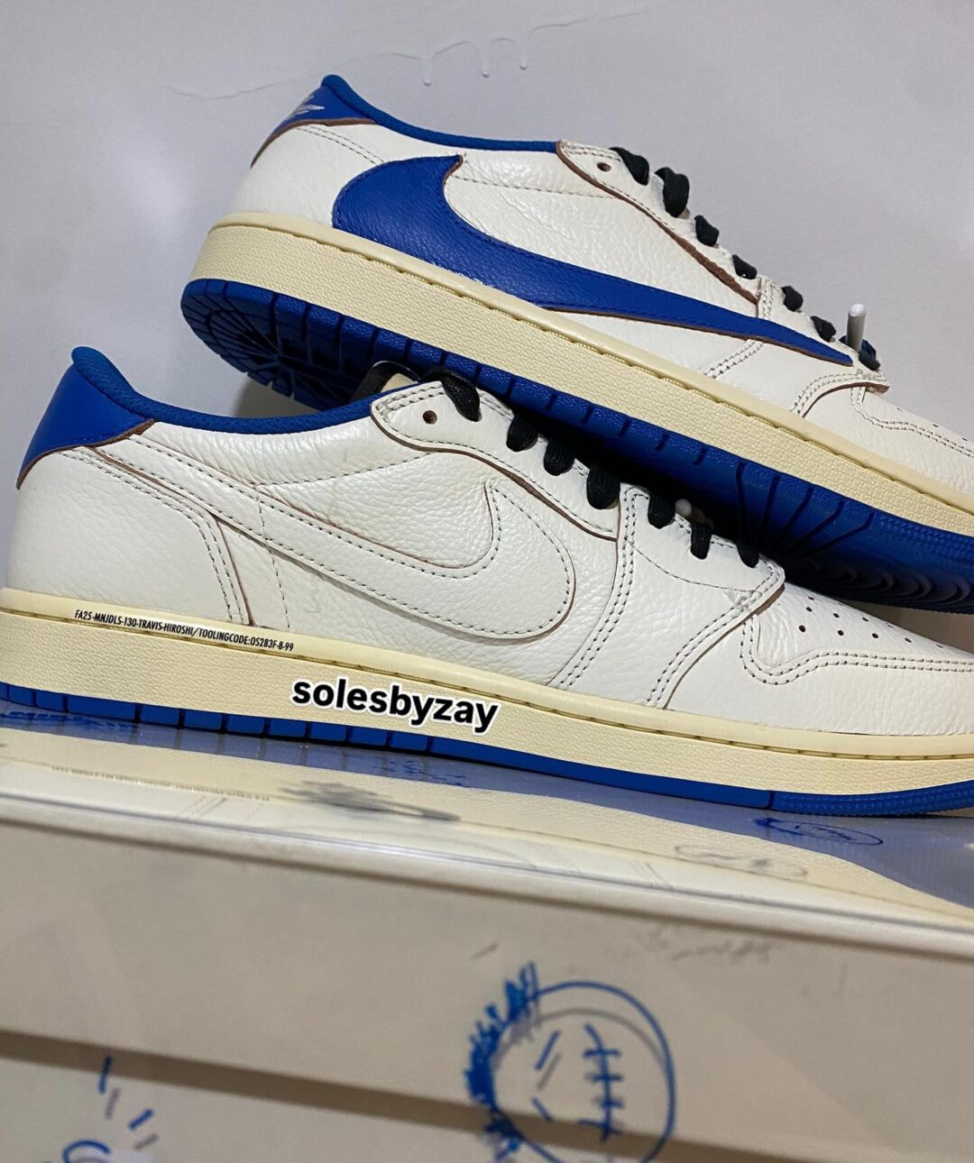 【2025年 9/20 発売予定】FRAGMENT TRAVIS SCOTT NIKE AIR JORDAN 1 OG LOW “Sail/Military Blue” (フラグメント x トラビス・スコット × ナイキ エア ジョーダン 1 OG ロー “セイル/ミリタリーブルー”) [DM7866-104]
