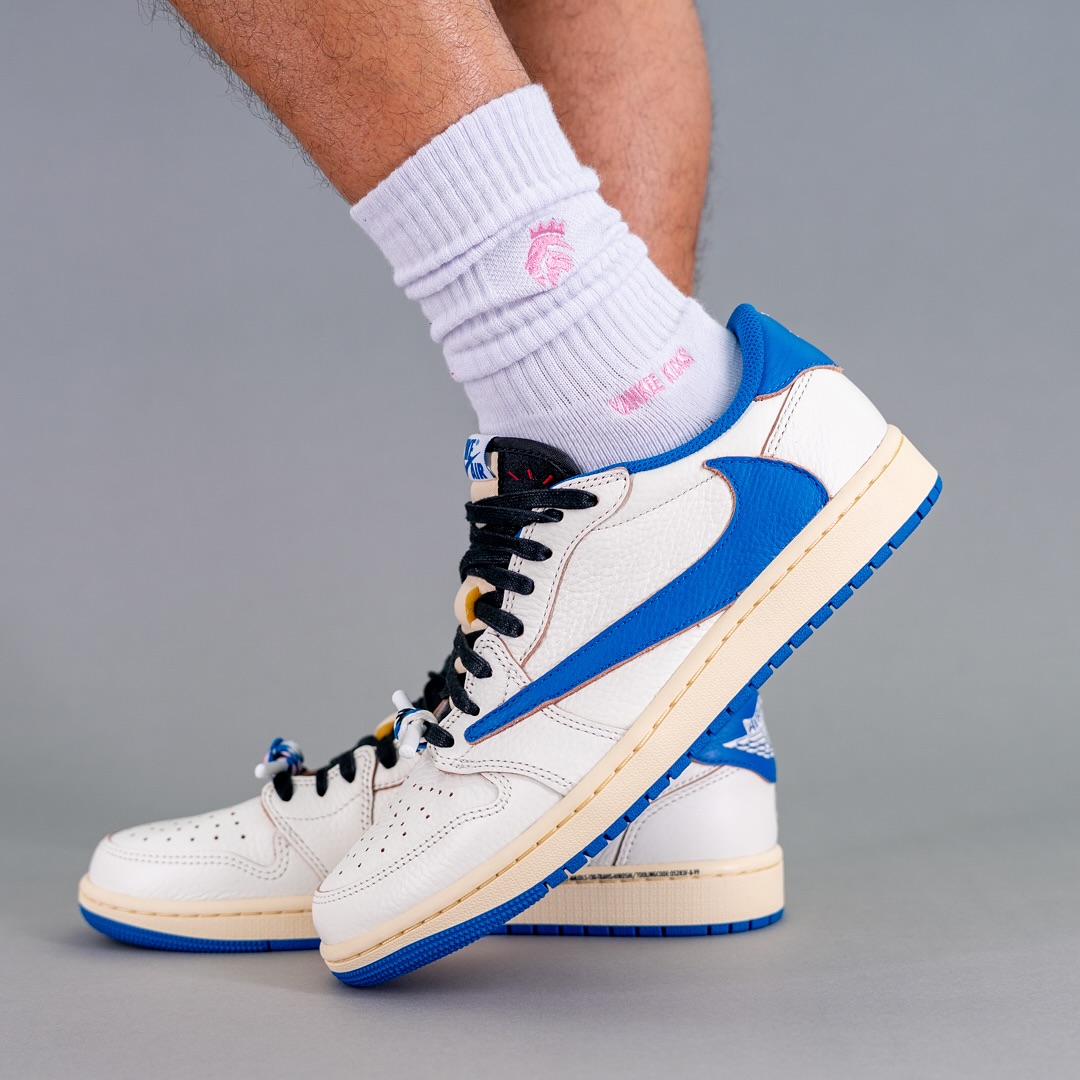 【2025年 9/20 発売予定】FRAGMENT × Travis Scott × NIKE AIR JORDAN 1 OG LOW “Sail/Military Blue” (フラグメント トラヴィス・スコット ナイキ エア ジョーダン 1 OG ロー “セイル/ミリタリーブルー”) [DM7866-104]