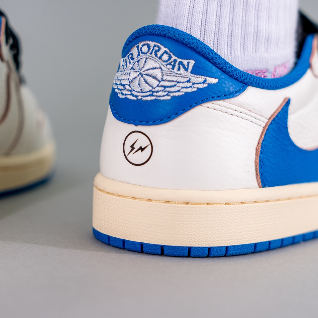 【2025年 9/20 発売予定】FRAGMENT × Travis Scott × NIKE AIR JORDAN 1 OG LOW “Sail/Military Blue” (フラグメント トラヴィス・スコット ナイキ エア ジョーダン 1 OG ロー “セイル/ミリタリーブルー”) [DM7866-104]