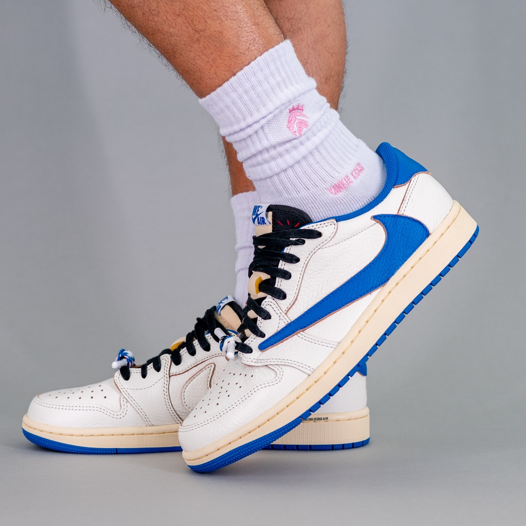 【2025年 9/20 発売予定】FRAGMENT × Travis Scott × NIKE AIR JORDAN 1 OG LOW “Sail/Military Blue” (フラグメント トラヴィス・スコット ナイキ エア ジョーダン 1 OG ロー “セイル/ミリタリーブルー”) [DM7866-104]