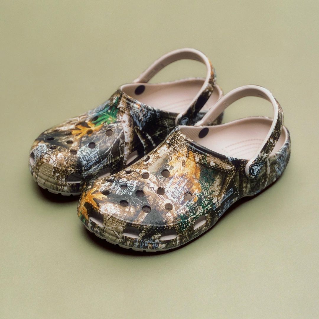 国内 9/3 発売！thisisneverthat × Crocs Classic Clog “Realtree” (ディスイズネバーザット クロックス クラシック クロッグ “リアルツリー”)