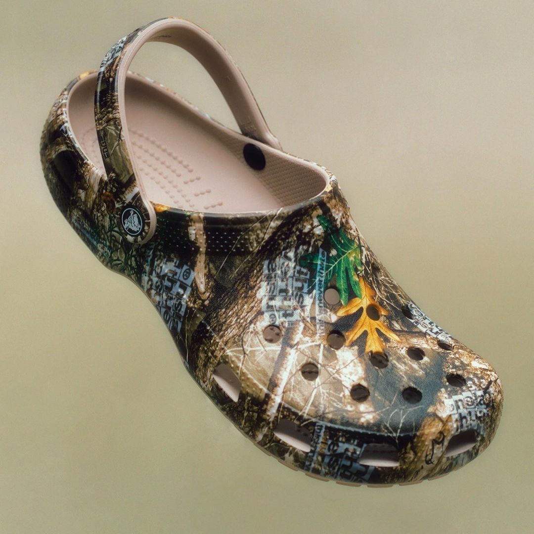 国内 9/3 発売！thisisneverthat × Crocs Classic Clog “Realtree” (ディスイズネバーザット クロックス クラシック クロッグ “リアルツリー”)