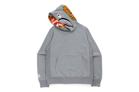 A BATHING APE から人気のタイガーとシャークのモチーフを落とし込んだフーディ「SHARK X TIGER PULLOVER HOODIEN」が9/11 発売 (ア ベイシング エイプ)