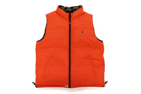 A BATHING APE からリバーシブルで2面着回せるダウンベスト「1ST CAMO REVERSIBLE DOWN VEST」が9/10、9/11 発売 (ア ベイシング エイプ)