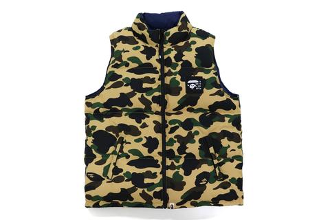 A BATHING APE からリバーシブルで2面着回せるダウンベスト「1ST CAMO REVERSIBLE DOWN VEST」が9/10、9/11 発売 (ア ベイシング エイプ)