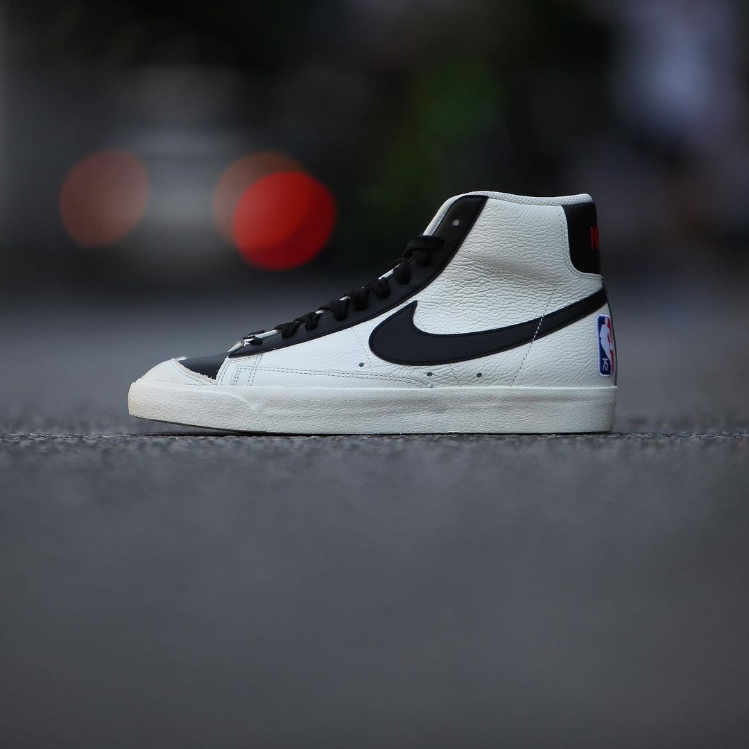 【国内 10/25、12/18 発売】NIKE BLAZER MID “NBA 75th/White/Orange/Blue Void” (ナイキ ブレーザー ミッド “エヌビーエー 75周年/ホワイト/オレンジ/ブルーヴォイド”) [DD8025-100]