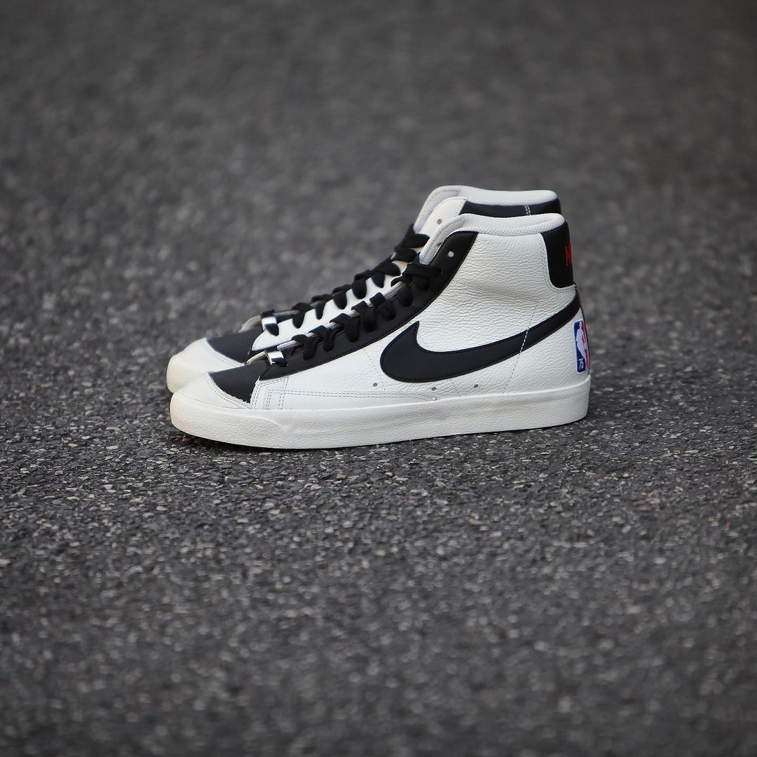 【国内 10/25、12/18 発売】NIKE BLAZER MID “NBA 75th/White/Orange/Blue Void” (ナイキ ブレーザー ミッド “エヌビーエー 75周年/ホワイト/オレンジ/ブルーヴォイド”) [DD8025-100]