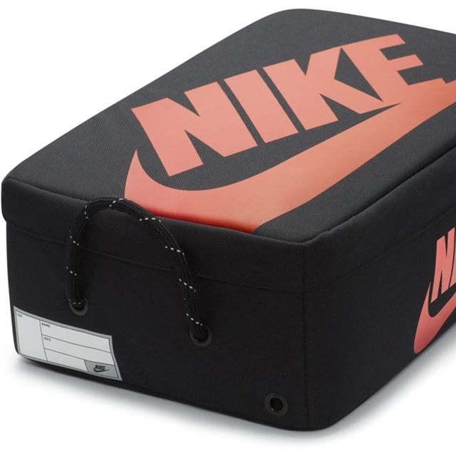 "ブラック/レッド"カラーのシューボックスデザイン「ナイキ シューボックス バッグ プレミアム」 (NIKE SHOE BOX BAG PREMIUM "Black/University Red") [DA7337-010]