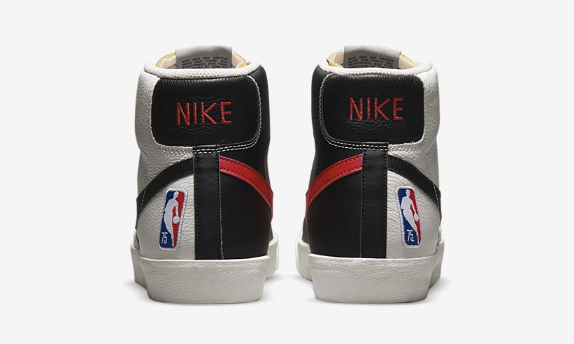 【国内 10/25、12/18 発売】NIKE BLAZER MID “NBA 75th/Sail/Black/Chile Red” (ナイキ ブレーザー ミッド “エヌビーエー 75周年/セイル/ブラック/チリレッド”) [DD8025-101]