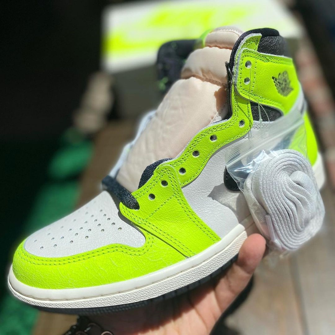 【国内 7/5 発売】ナイキ エア ジョーダン 1 レトロ ハイ OG “ボルト/ブラック/セイル” (NIKE AIR JORDAN 1 RETRO HIGH OG “Volt/Black/Sail”) [555088-702]