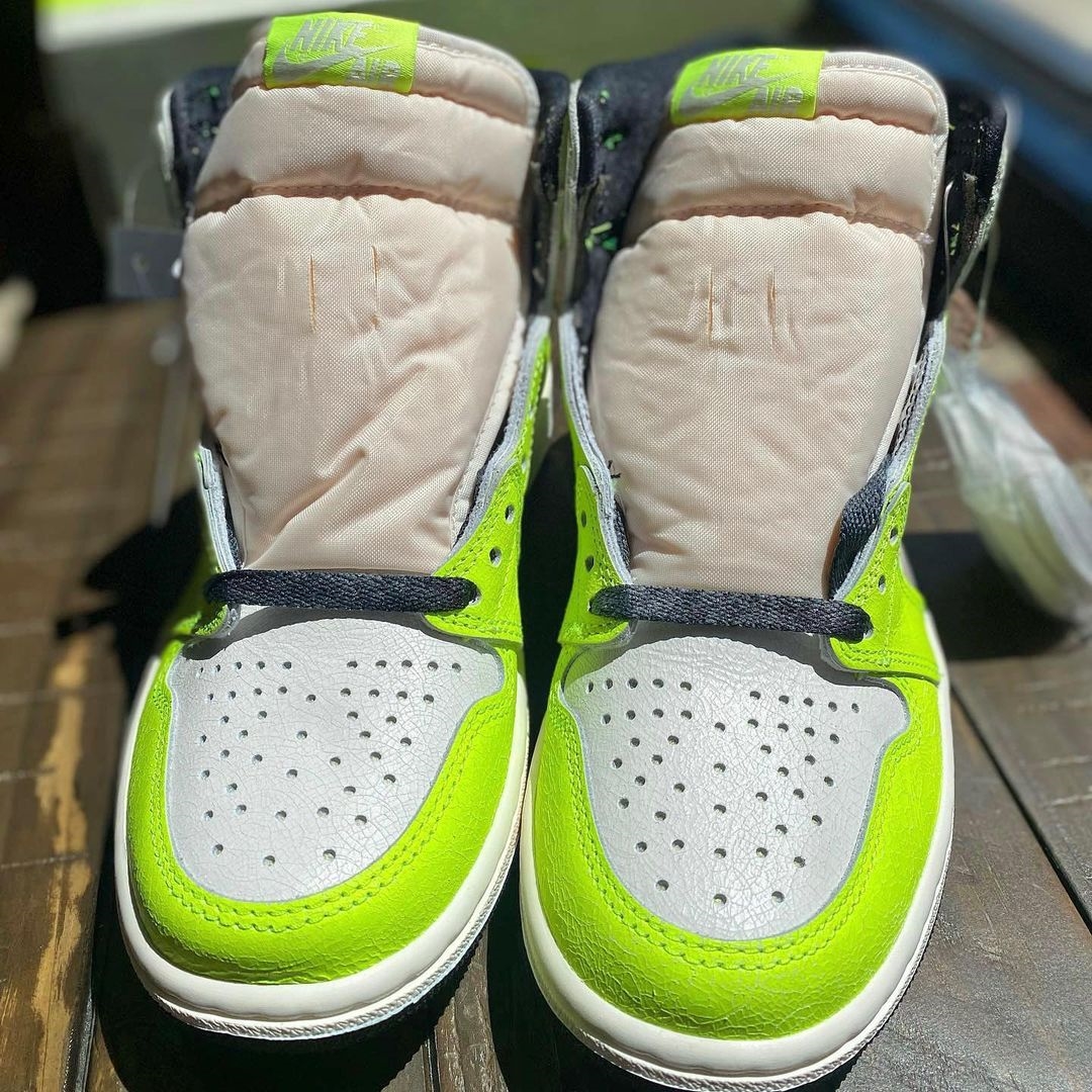 【国内 7/5 発売】ナイキ エア ジョーダン 1 レトロ ハイ OG “ボルト/ブラック/セイル” (NIKE AIR JORDAN 1 RETRO HIGH OG “Volt/Black/Sail”) [555088-702]