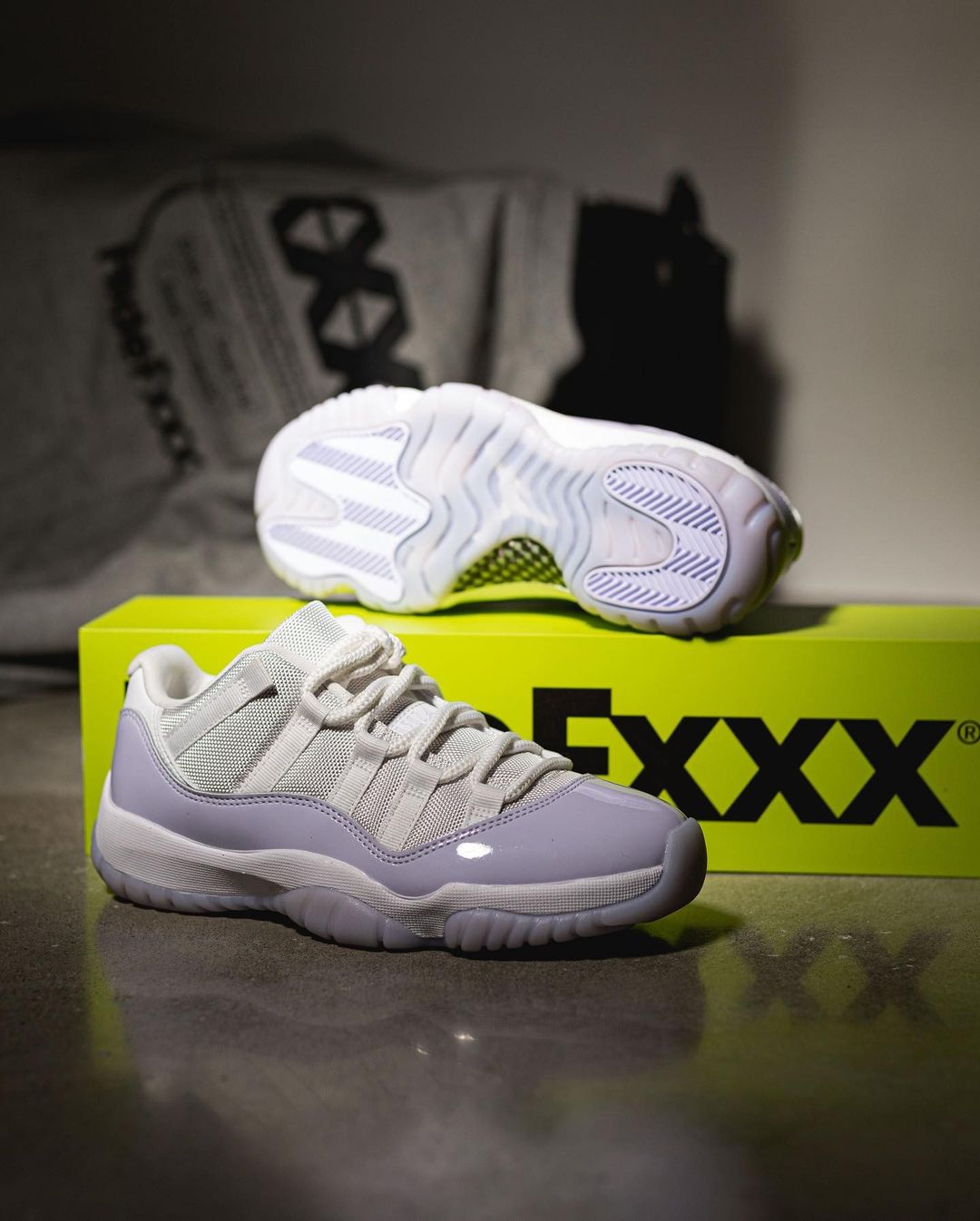 【国内 4/28 発売】ナイキ エア ジョーダン 11 レトロ ロー “ホワイト/ピュアヴァイオレット” (NIKE AIR JORDAN 11 RETRO LOW “White/Pure Violet”) [AH7860-101]