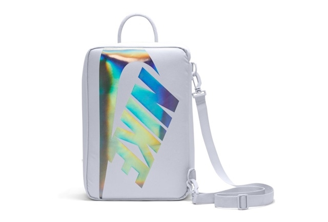 イリディセントロゴのシューボックスデザイン「ナイキ シューボックス バッグ プレミアム」 (NIKE SHOE BOX BAG PREMIUM "Provence Purple/Iridescent") [DA7337-521]