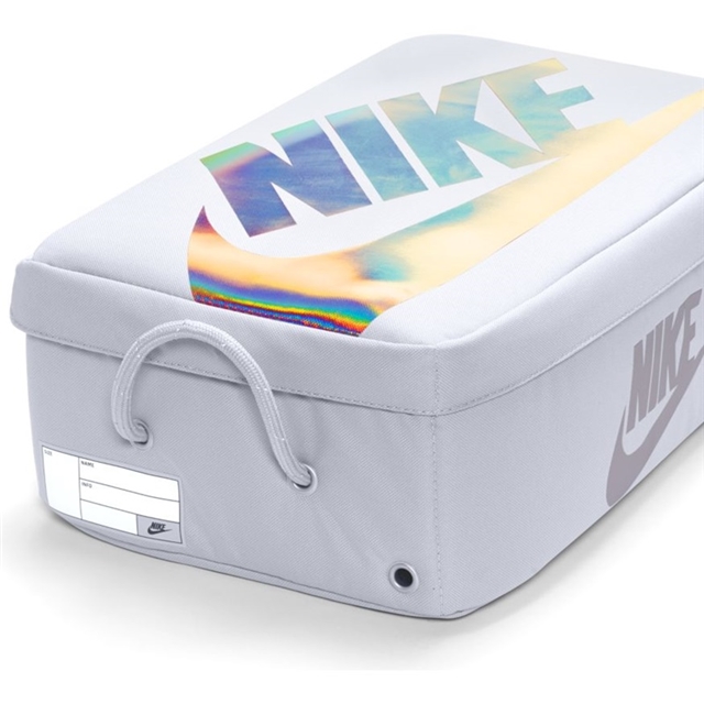 イリディセントロゴのシューボックスデザイン「ナイキ シューボックス バッグ プレミアム」 (NIKE SHOE BOX BAG PREMIUM “Provence Purple/Iridescent”) [DA7337-521]