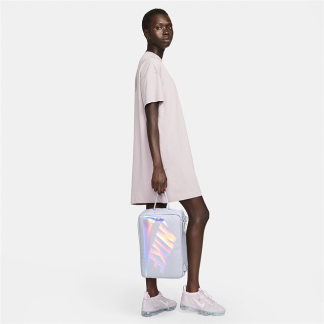 イリディセントロゴのシューボックスデザイン「ナイキ シューボックス バッグ プレミアム」 (NIKE SHOE BOX BAG PREMIUM “Provence Purple/Iridescent”) [DA7337-521]