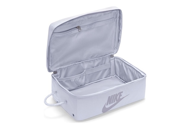 イリディセントロゴのシューボックスデザイン「ナイキ シューボックス バッグ プレミアム」 (NIKE SHOE BOX BAG PREMIUM “Provence Purple/Iridescent”) [DA7337-521]