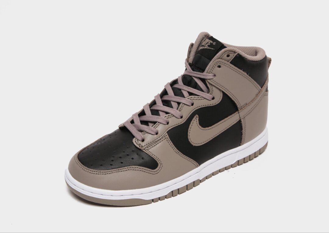 【国内 10/29、11/5 発売】ナイキ ダンク ハイ “ブラック/ムーンフォッシル” (NIKE DUNK HIGH “Black/Moon Fossil”)[DD1869-002]