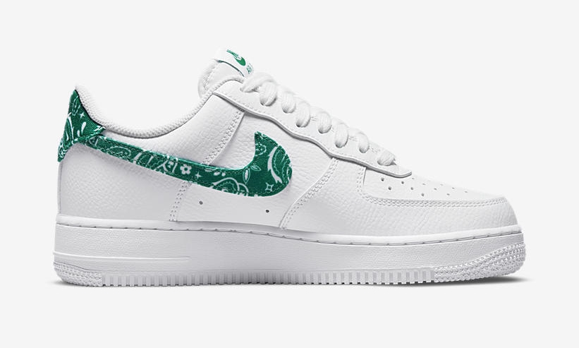 【国内 1/20 発売】ナイキ ウィメンズ エア フォース 1 ロー “グリーンペイズリースウッシュ/ホワイト” (NIKE WMNS AIR FORCE 1 LOW “Green Paisley Swoosh/White”) [DH4406-102]