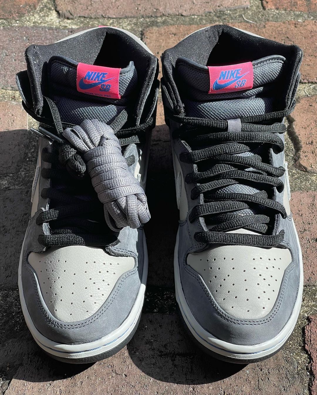 【国内 1/8 発売】ナイキ SB ダンク ハイ “グレー/ホワイト/ピンク” (NIKE SB DUNK HIGH “Grey/White/Pink”) [DJ9800-001]