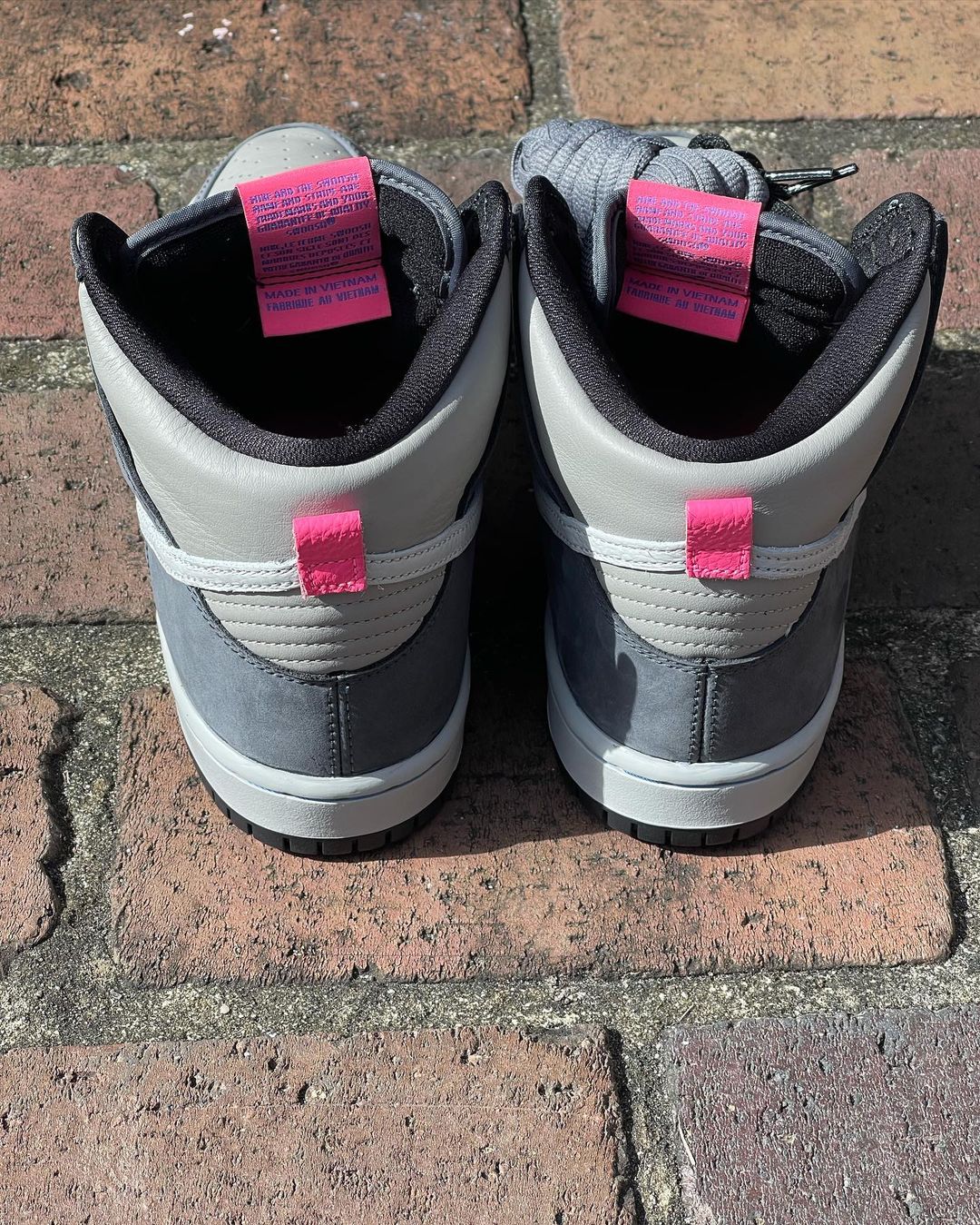 【国内 1/8 発売】ナイキ SB ダンク ハイ “グレー/ホワイト/ピンク” (NIKE SB DUNK HIGH “Grey/White/Pink”) [DJ9800-001]